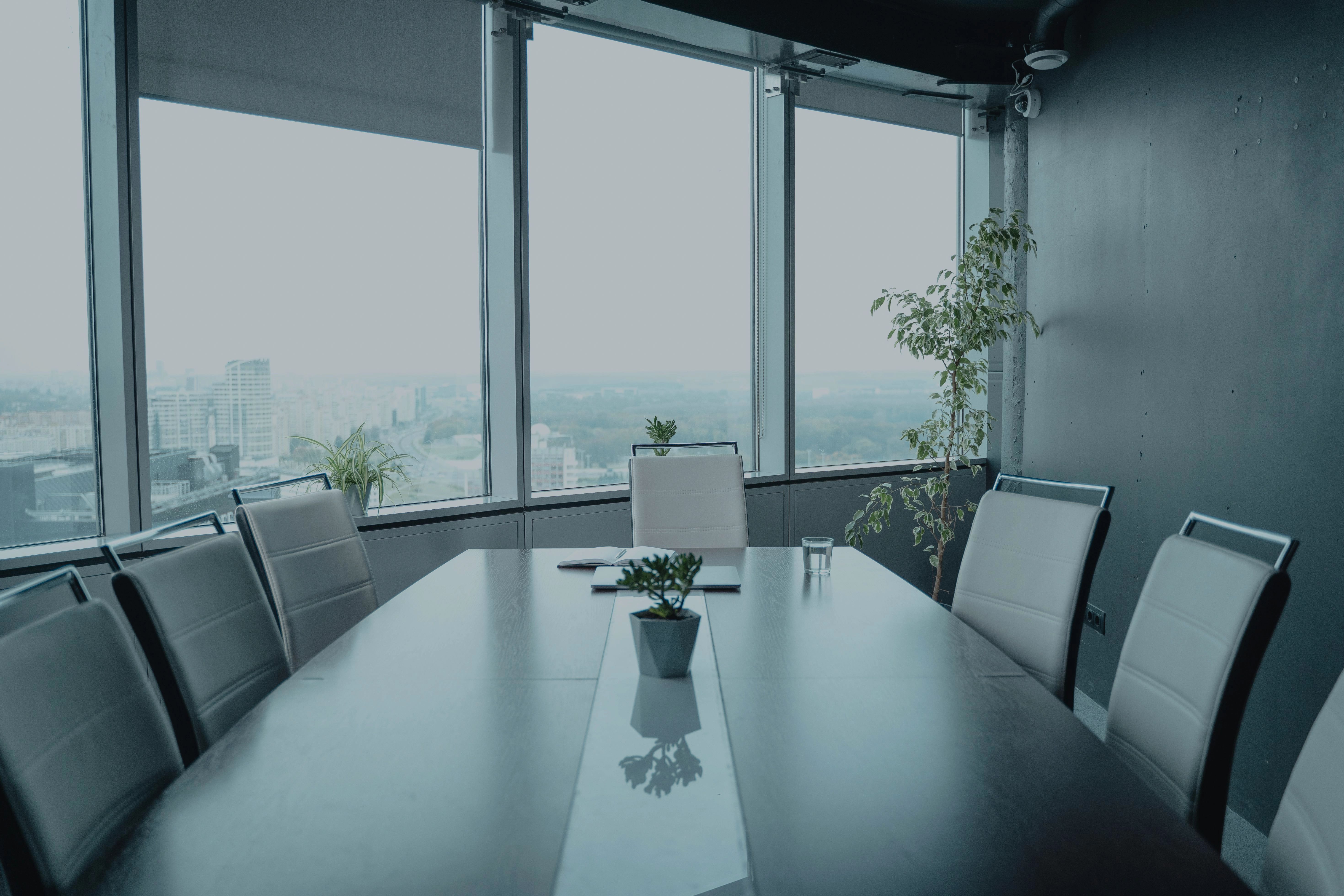 Bild eines Bürogebäudes mit Fensterblick